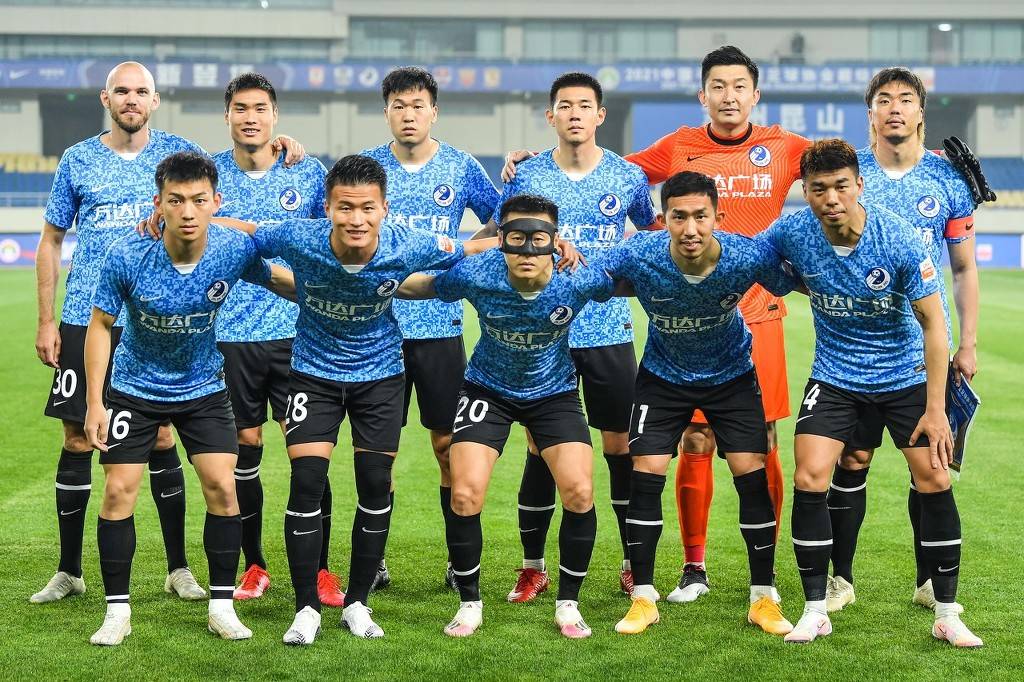 在年度后